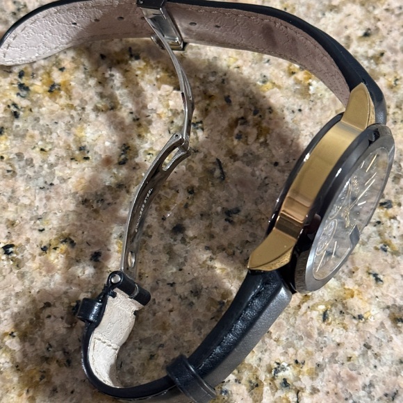 Gucci Black and Gold Men's Watch - Picture 6 of 13